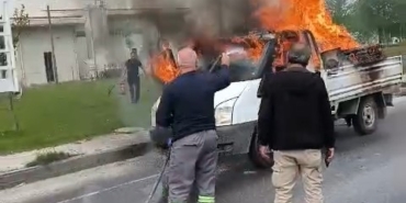 yanan-kamyonete-ilk-mudahaleyi-beton-mikseri-yapti-AzXE4PZy.jpg