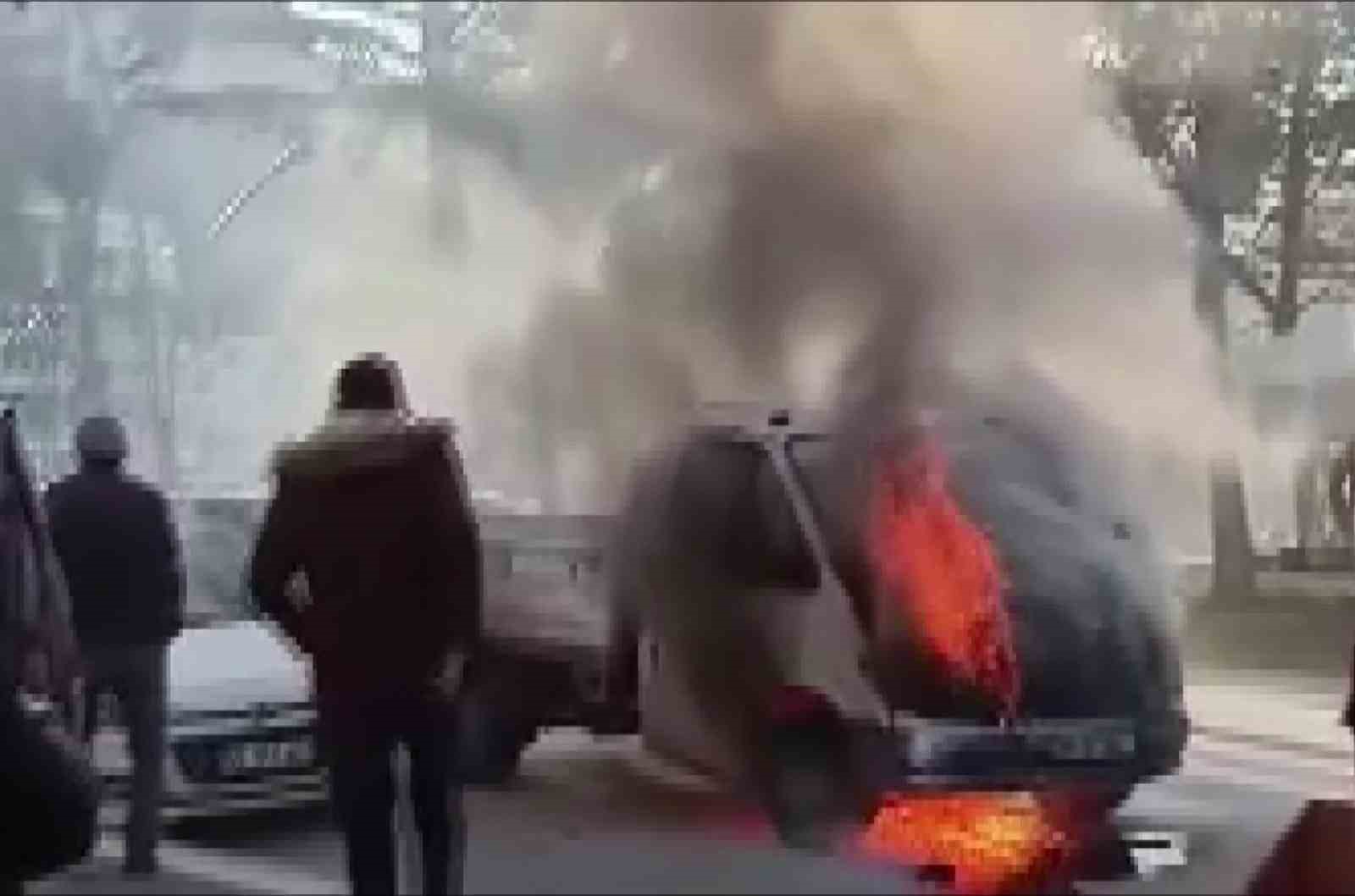 yanan kamyonete ilk mudahaleyi vatandaslar yapti 1 4mGVNFCF