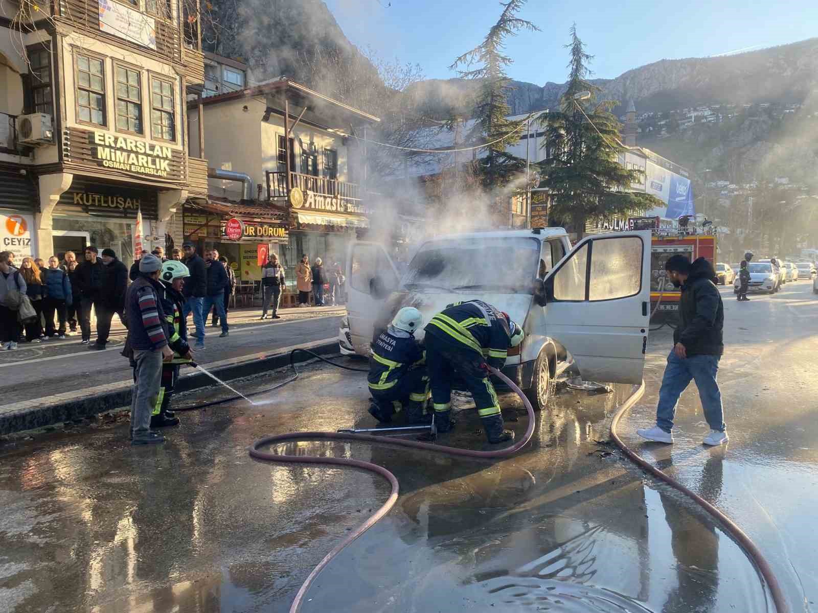 yanan kamyonete ilk mudahaleyi vatandaslar yapti 3 N5OkKGTp
