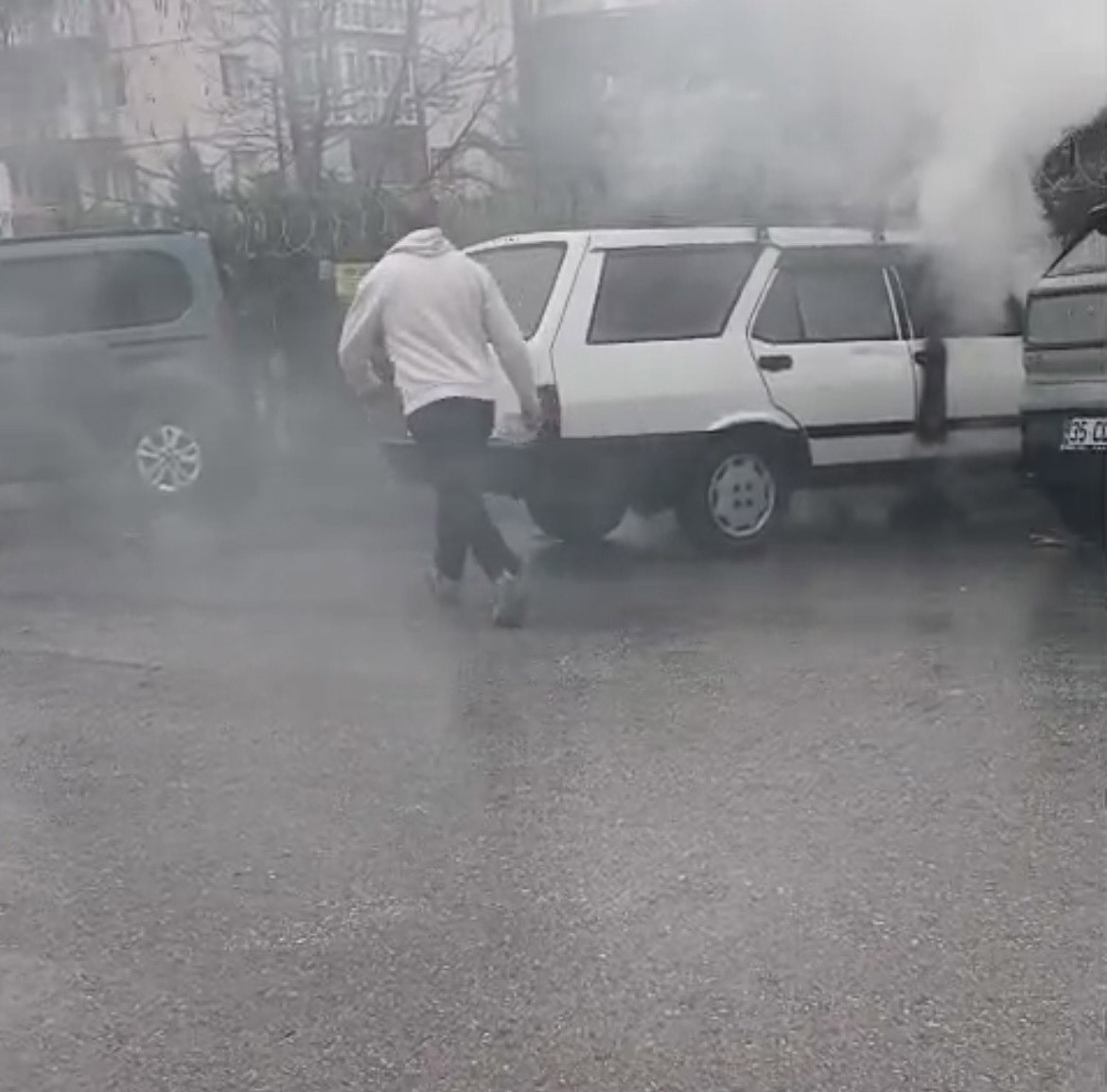 Yanan otomobile yol kenarındaki su birikintisinden doldurduğu kovayla müdahale etti 5 yanan otomobile yol kenarindaki su birikintisinden doldurdugu kovayla mudahale etti 1 uZr2UQpr