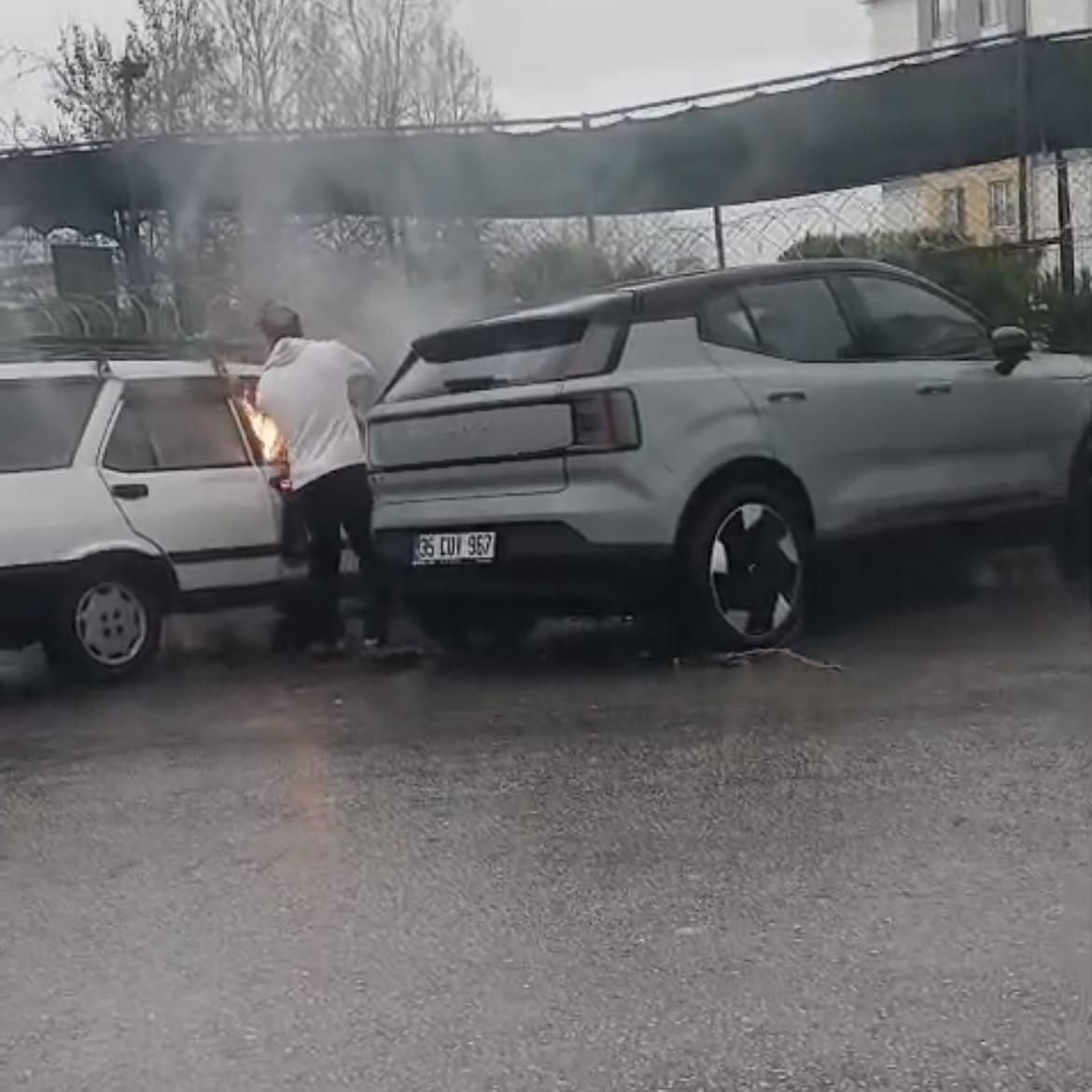 Yanan otomobile yol kenarındaki su birikintisinden doldurduğu kovayla müdahale etti 6 yanan otomobile yol kenarindaki su birikintisinden doldurdugu kovayla mudahale etti 2 zWQJglDv