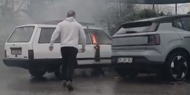 yanan-otomobile-yol-kenarindaki-su-birikintisinden-doldurdugu-kovayla-mudahale-etti-ZqPcgNjn.jpg