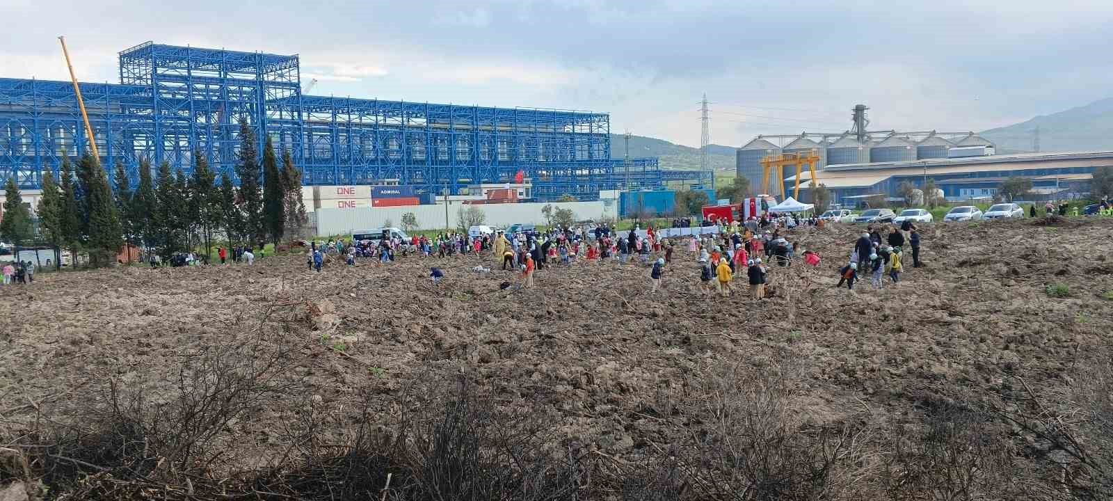 yanan sahada gelecege nefes aliagada yeni orman icin ilk fidanlar dikildi 13 4qFZTjaK