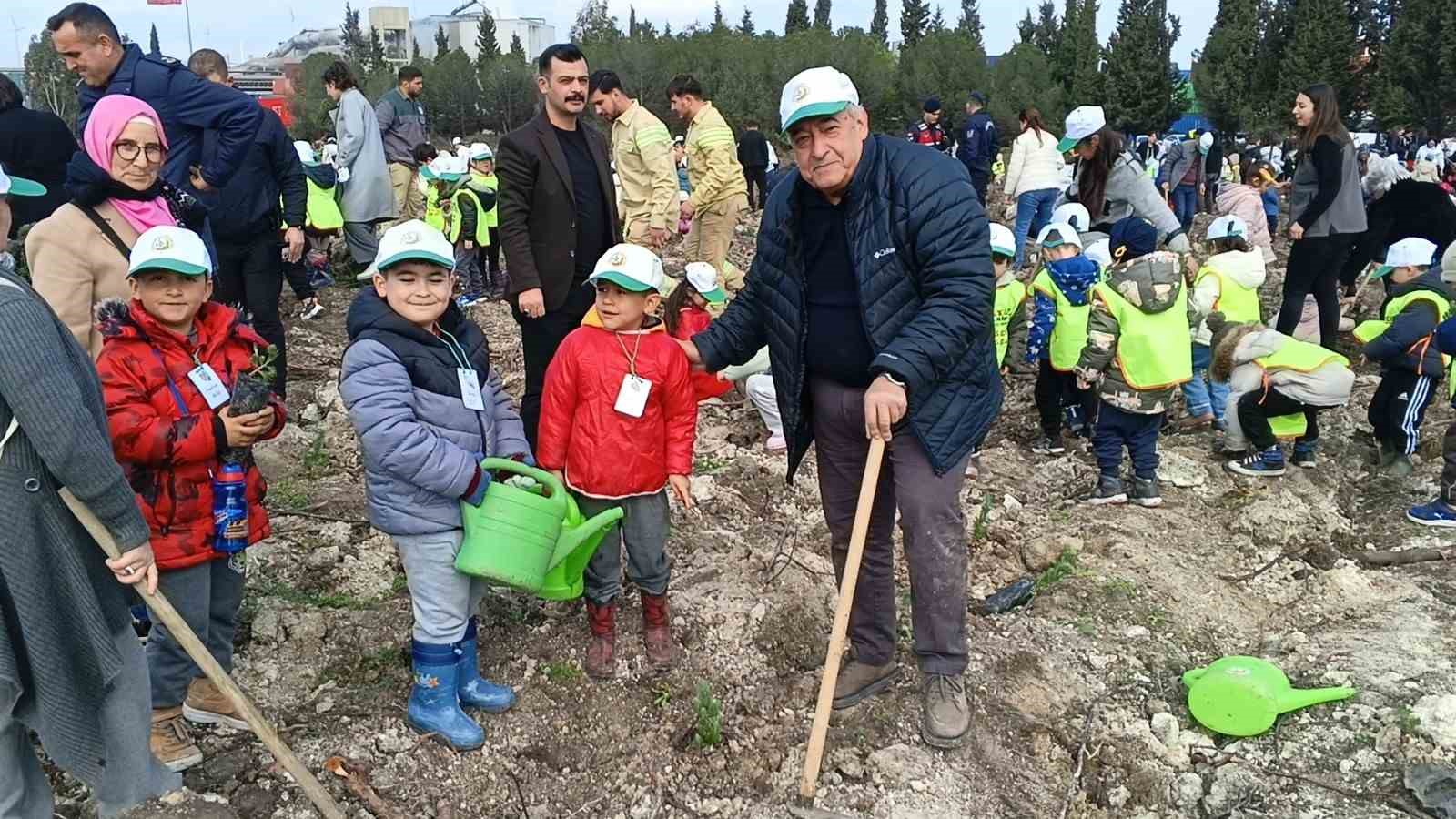 yanan sahada gelecege nefes aliagada yeni orman icin ilk fidanlar dikildi 7 NYYr8gdy