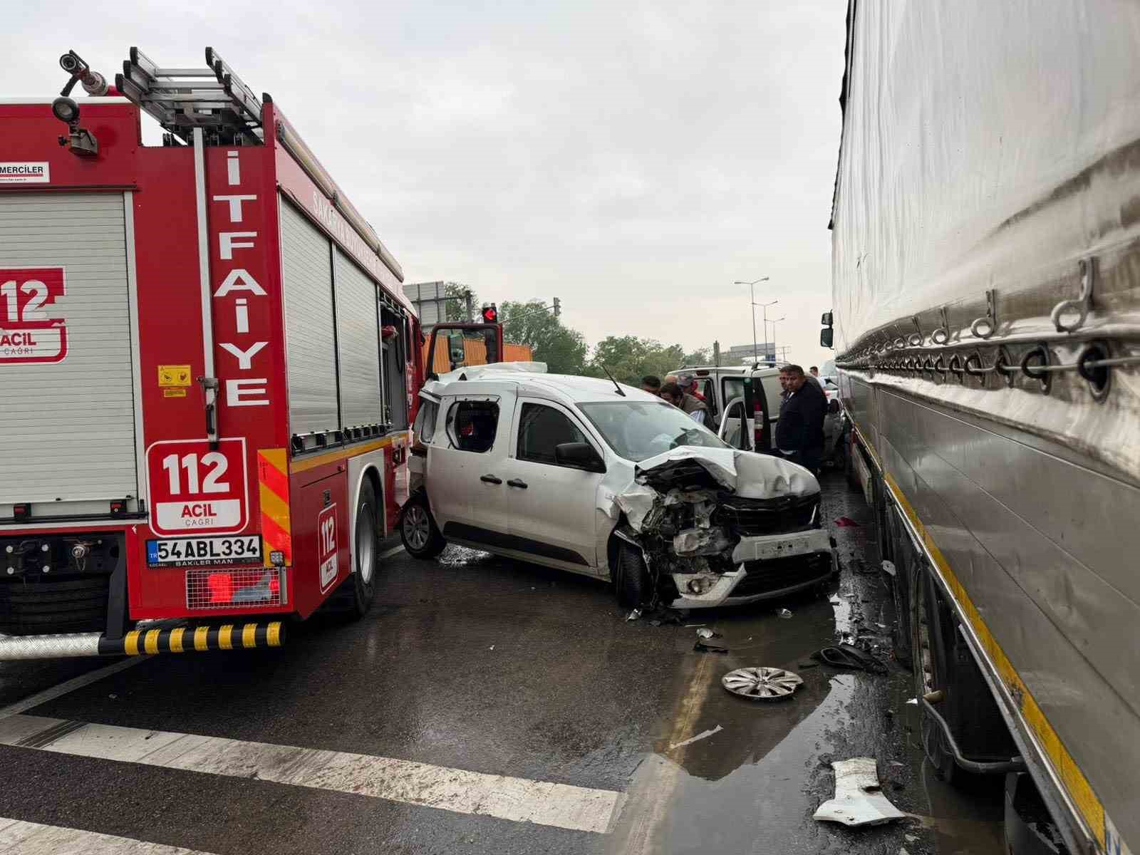 Yangın ihbarına giden itfaiye aracı zincirleme kazaya karıştı: 4 yaralı 4 yangin ihbarina giden itfaiye araci zincirleme kazaya karisti 4 yarali 0 VMwtC25I