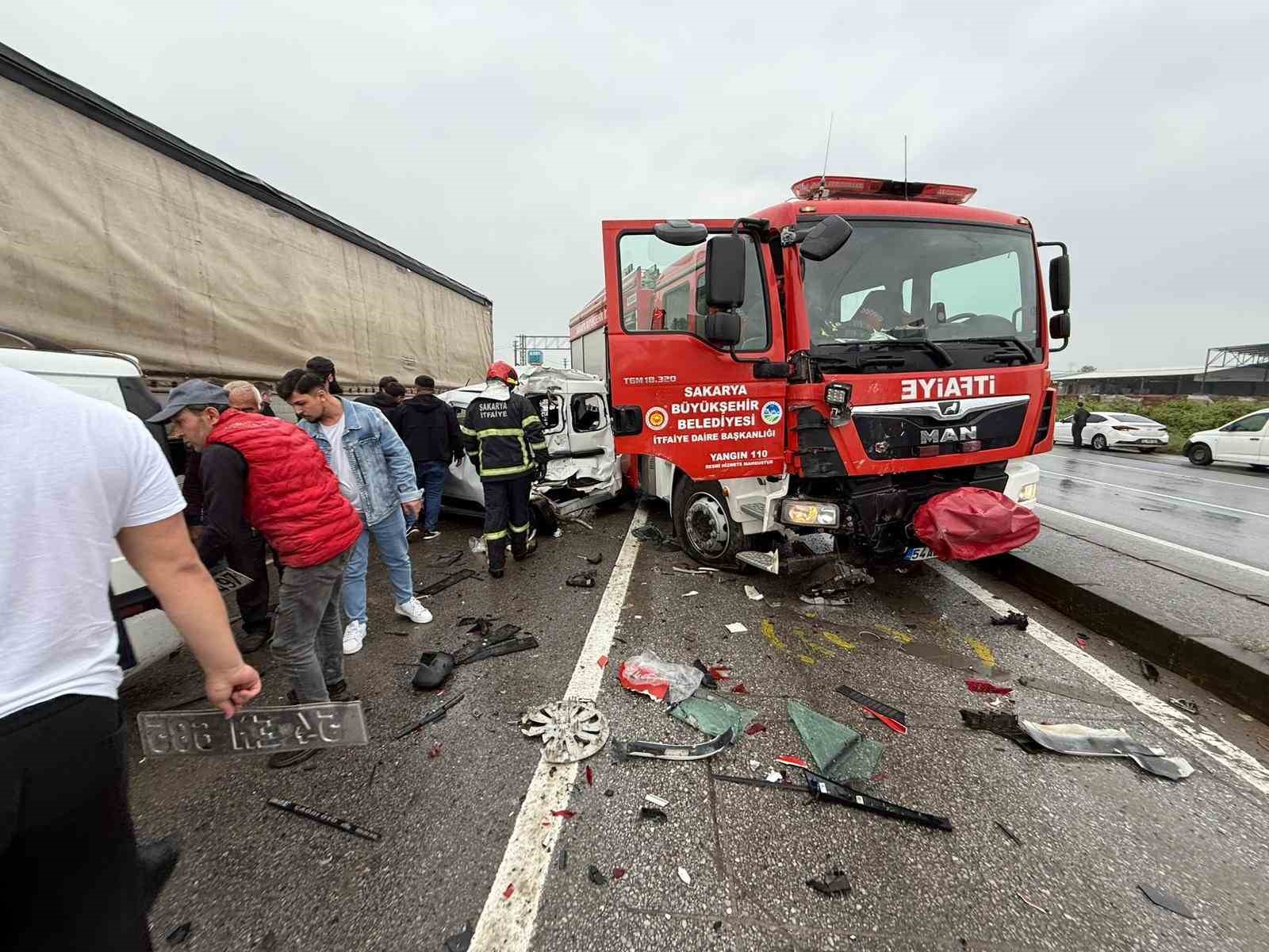Yangın ihbarına giden itfaiye aracı zincirleme kazaya karıştı: 4 yaralı 5 yangin ihbarina giden itfaiye araci zincirleme kazaya karisti 4 yarali 1 ZrJwrmlq