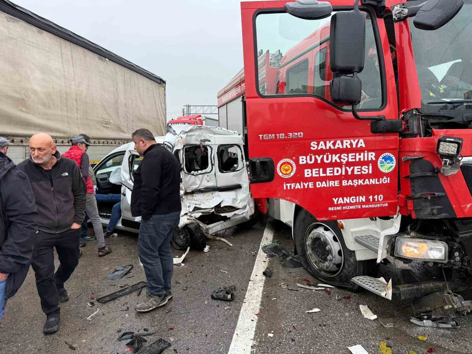 Yangın ihbarına giden itfaiye aracı zincirleme kazaya karıştı: 4 yaralı 11 yangin ihbarina giden itfaiye araci zincirleme kazaya karisti 4 yarali 7 mZcTCvZi
