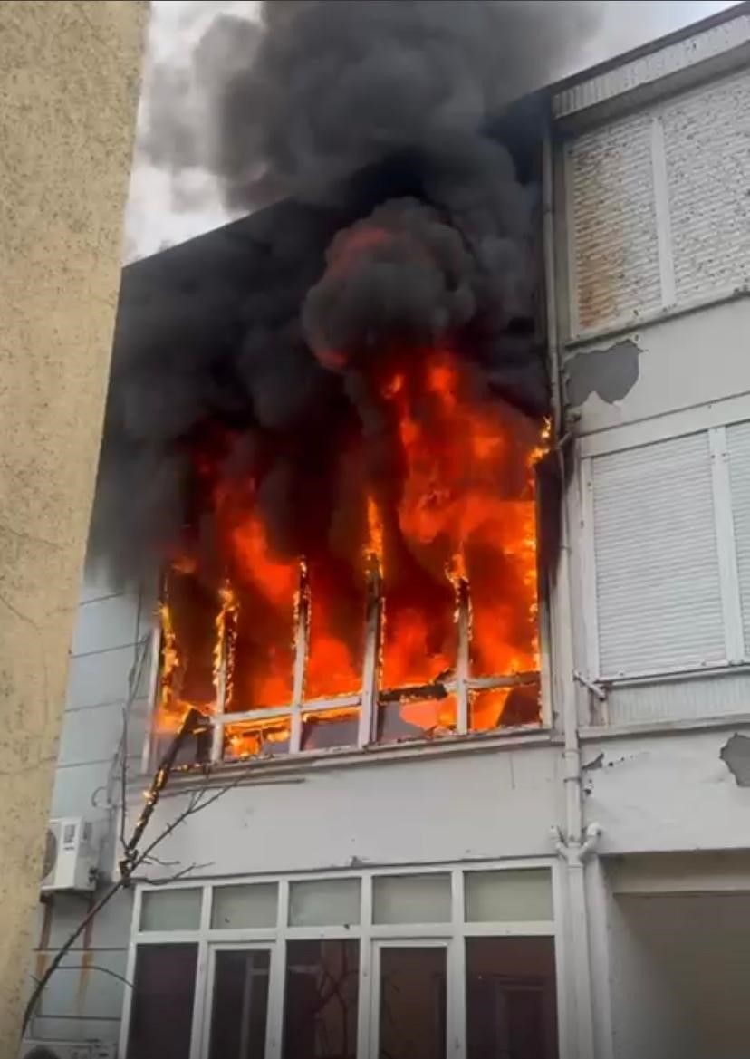 yangin sirasinda patlayan buzdolabi motoru evi harabeye cevirdi 1 jjuUE8jA