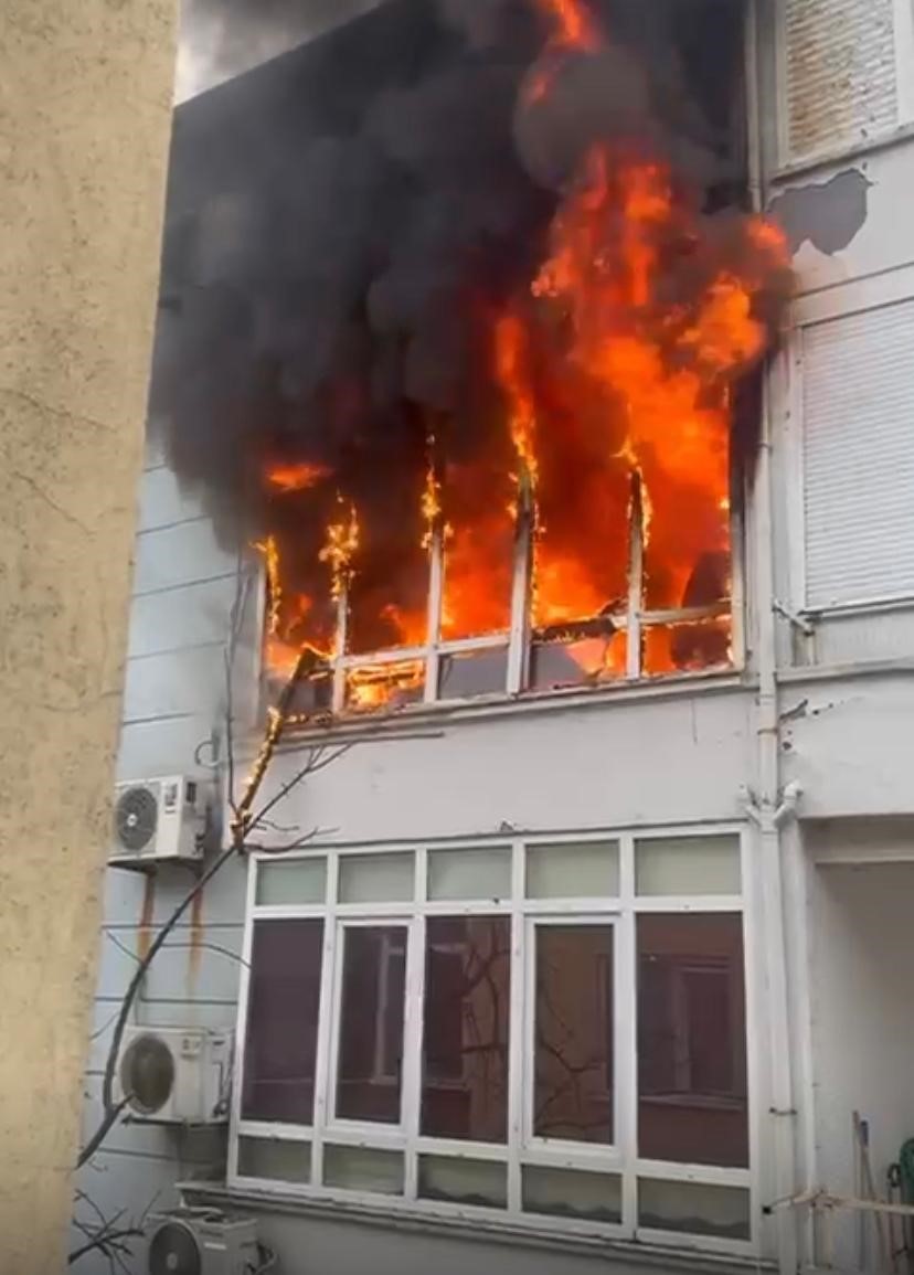 yangin sirasinda patlayan buzdolabi motoru evi harabeye cevirdi 2 Rr948VGq