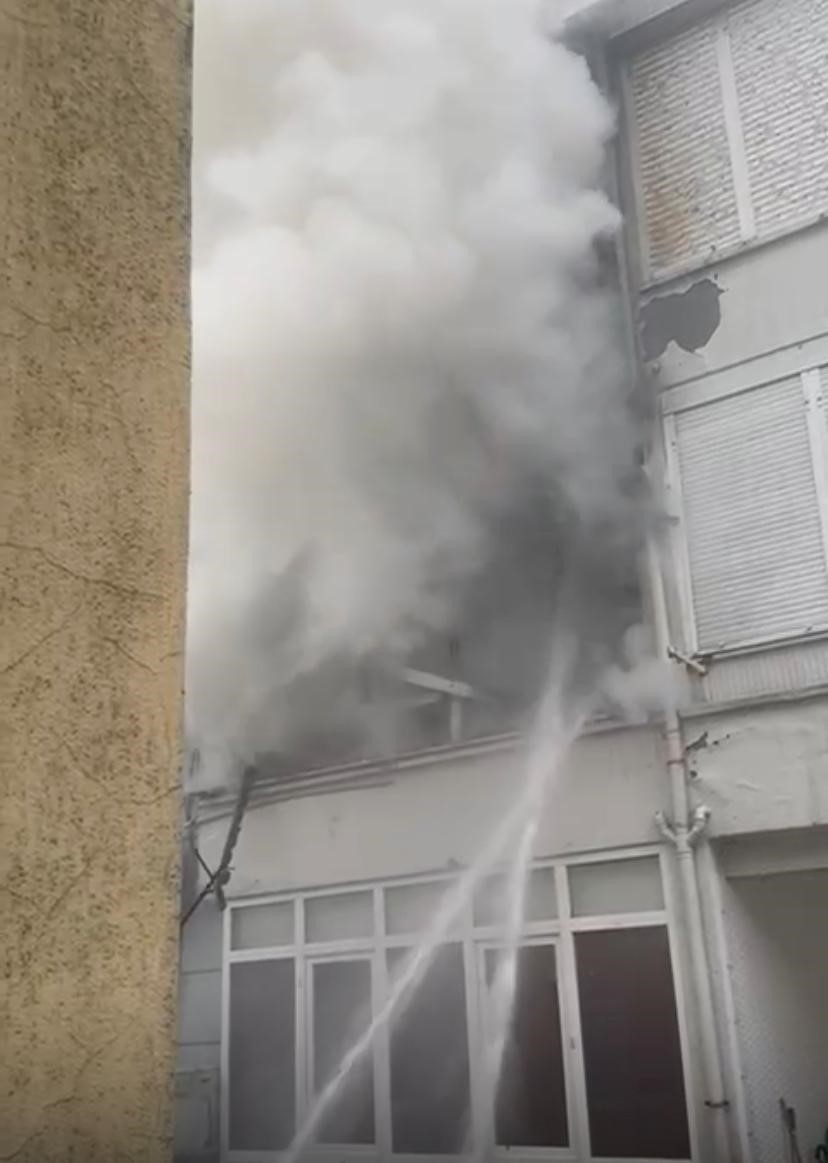 yangin sirasinda patlayan buzdolabi motoru evi harabeye cevirdi 3 QSaZm45d