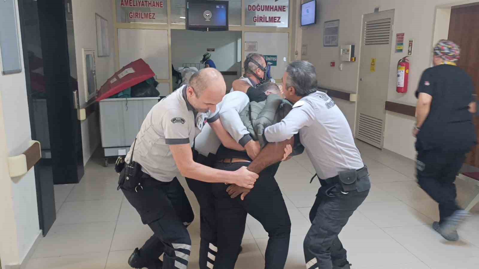 yangin tahliyesinde hasta ve yakini rolundeki hastane calisanlarindan oscarlik performans 8