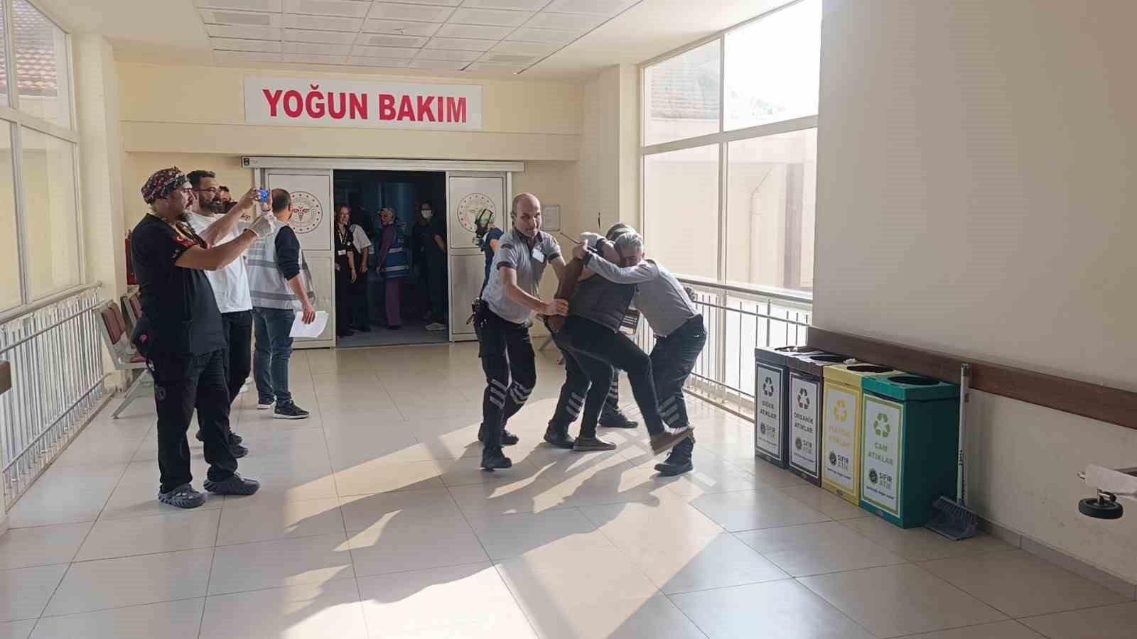yangin tahliyesinde hasta ve yakini rolundeki hastane calisanlarindan oscarlik performans 9 sh7jSUqc