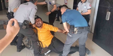 yangin-tahliyesinde-hasta-ve-yakini-rolundeki-hastane-calisanlarindan-oscarlik-performans-gaCuuQG3.jpg