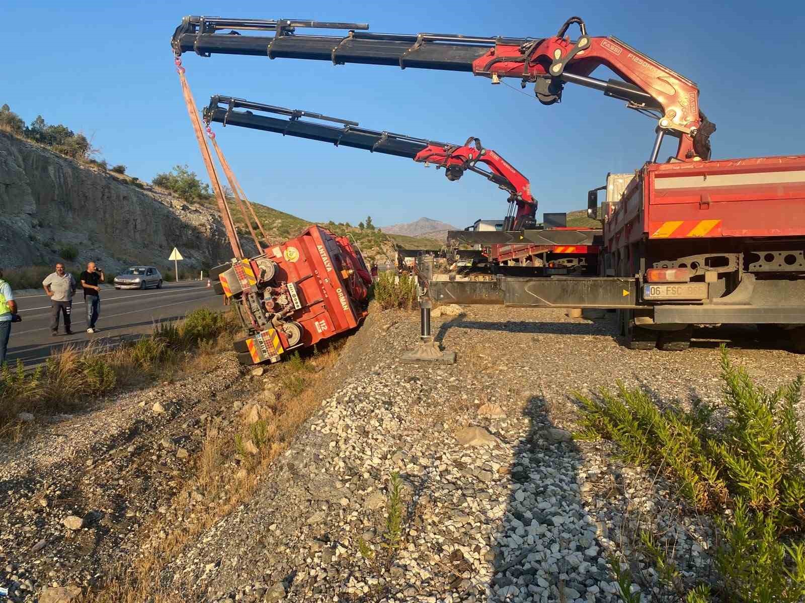 Yangına giden orman ekibinin su ikmal aracı kaza yaptı 5 yangina giden orman ekibinin su ikmal araci kaza yapti 1 fDcUc84W