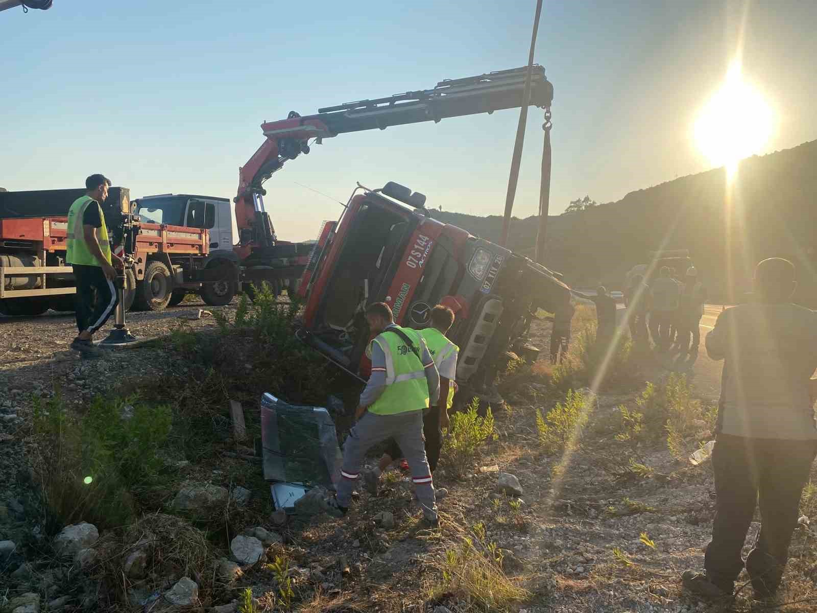 Yangına giden orman ekibinin su ikmal aracı kaza yaptı 7 yangina giden orman ekibinin su ikmal araci kaza yapti 3 kZm2Oqru