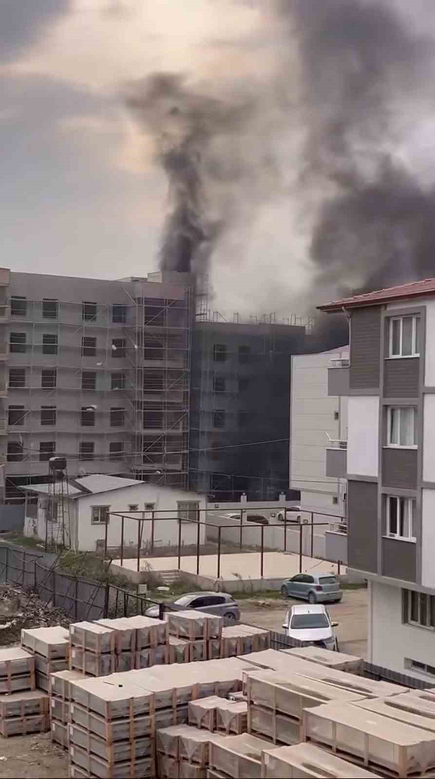 Yangına iskelede yakalanan işçilerin zor anları kamerada 5 yangina iskelede yakalanan iscilerin zor anlari kamerada 1 BkhtXA9K