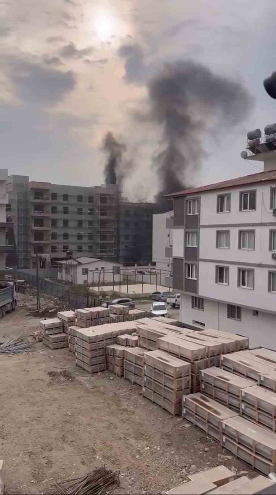 Yangına iskelede yakalanan işçilerin zor anları kamerada 6 yangina iskelede yakalanan iscilerin zor anlari kamerada 2 XjBXliei