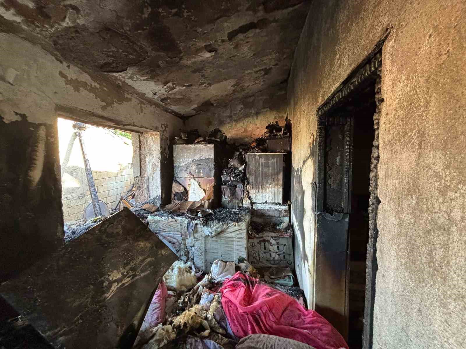 Yangına uykuda yakalanan 22 kişilik aile kurtarıldı 4 yangina uykuda yakalanan 22 kisilik aile kurtarildi 0 HbYZuN9A
