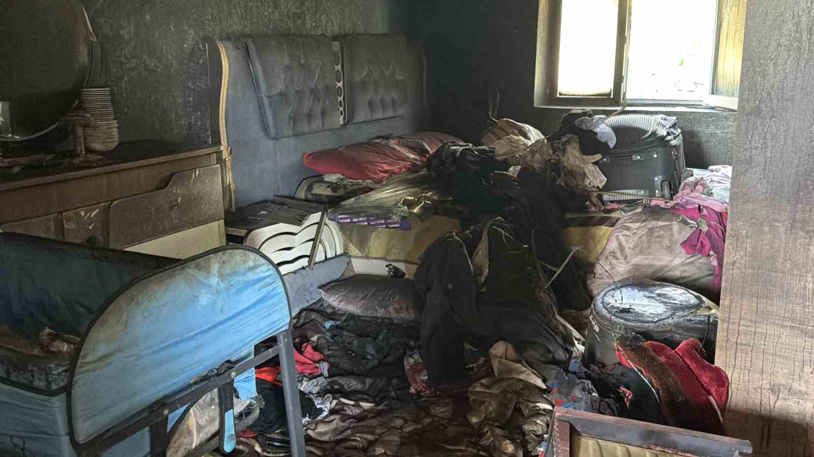 Yangına uykuda yakalanan 22 kişilik aile kurtarıldı 5 yangina uykuda yakalanan 22 kisilik aile kurtarildi 1 kvYNUuA7