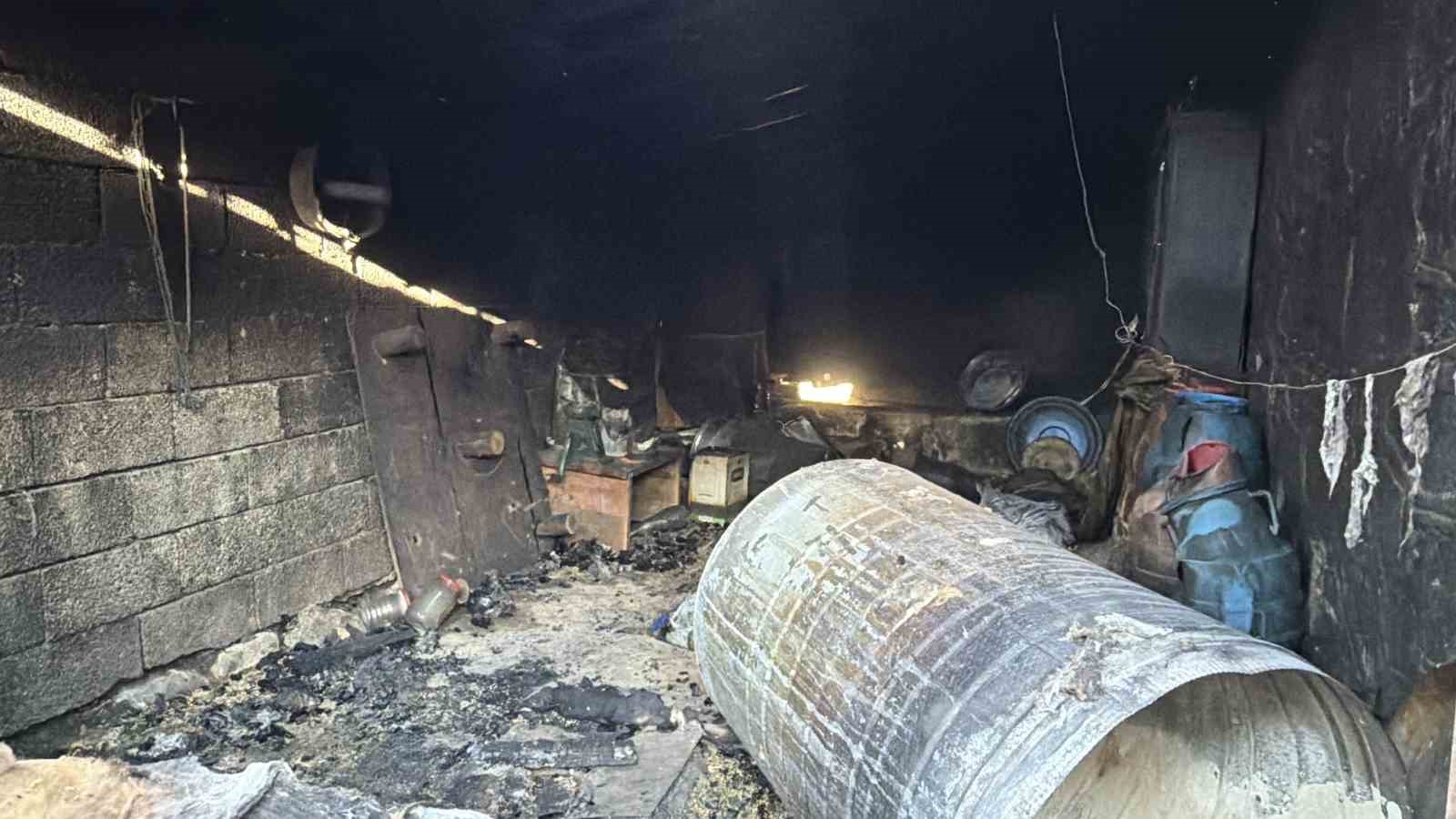 Yangına uykuda yakalanan 22 kişilik aile kurtarıldı 6 yangina uykuda yakalanan 22 kisilik aile kurtarildi 2 WSvNNCXI