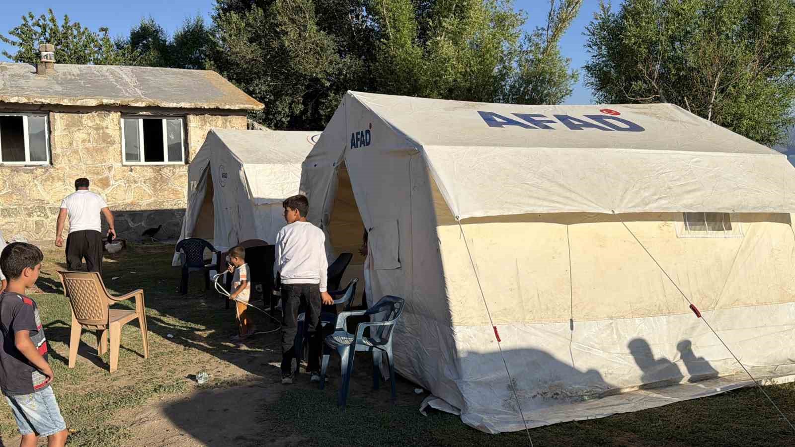 Yangına uykuda yakalanan 22 kişilik aile kurtarıldı 7 yangina uykuda yakalanan 22 kisilik aile kurtarildi 3 bQtwQUUX