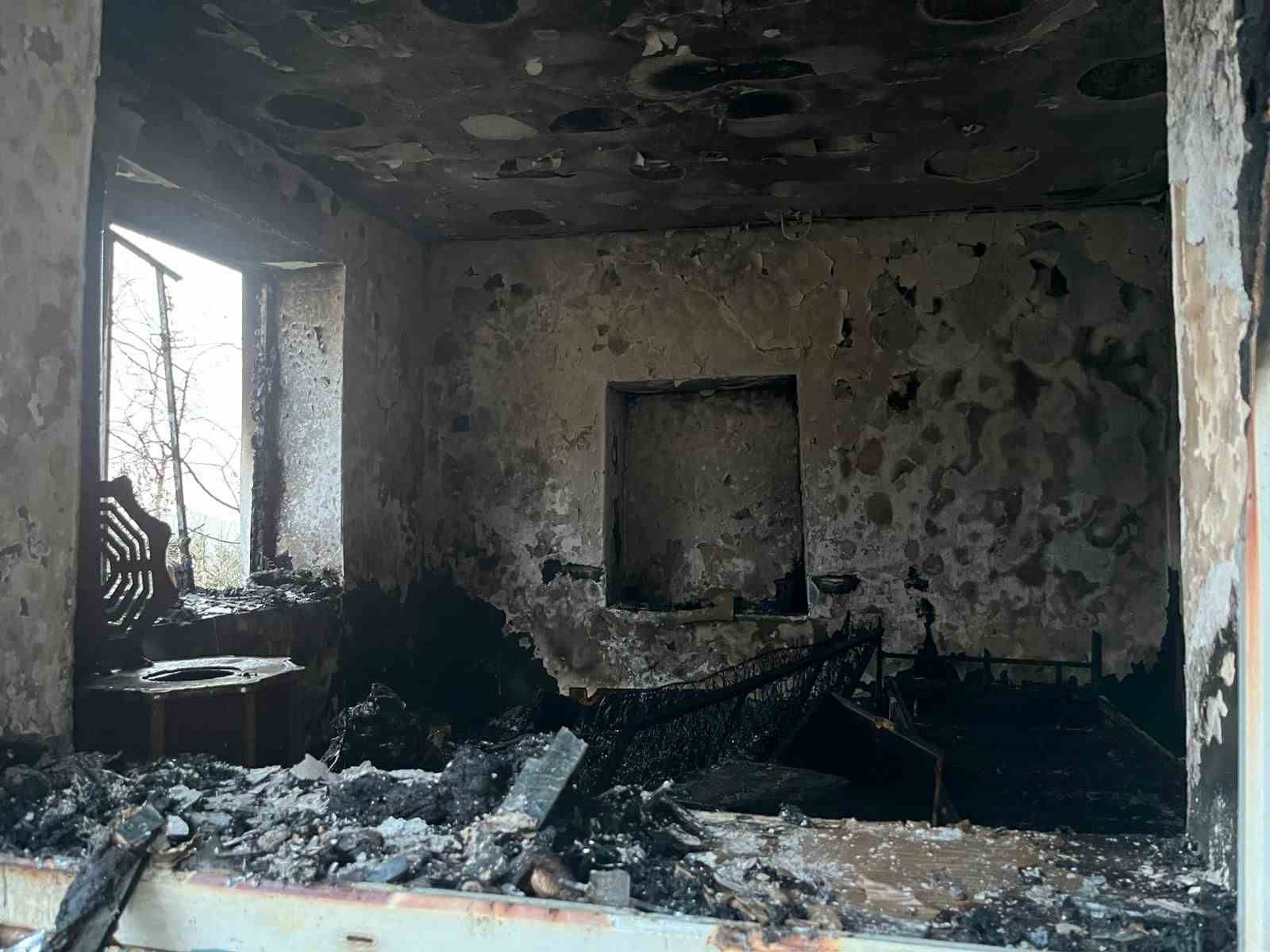 yangina uykuda yakalanan yasli kadin hastaneye kaldirildi 2 RzudOqbD