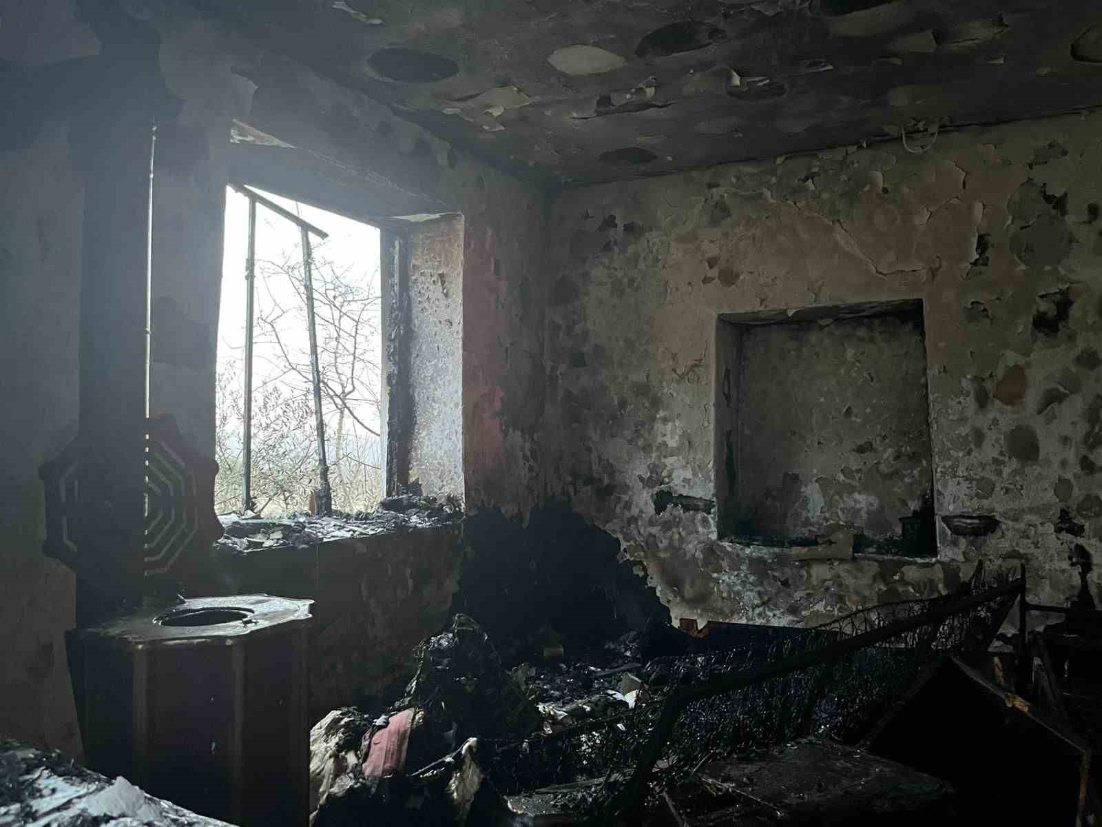 yangina uykuda yakalanan yasli kadin hastaneye kaldirildi 4 uZdNZL3I