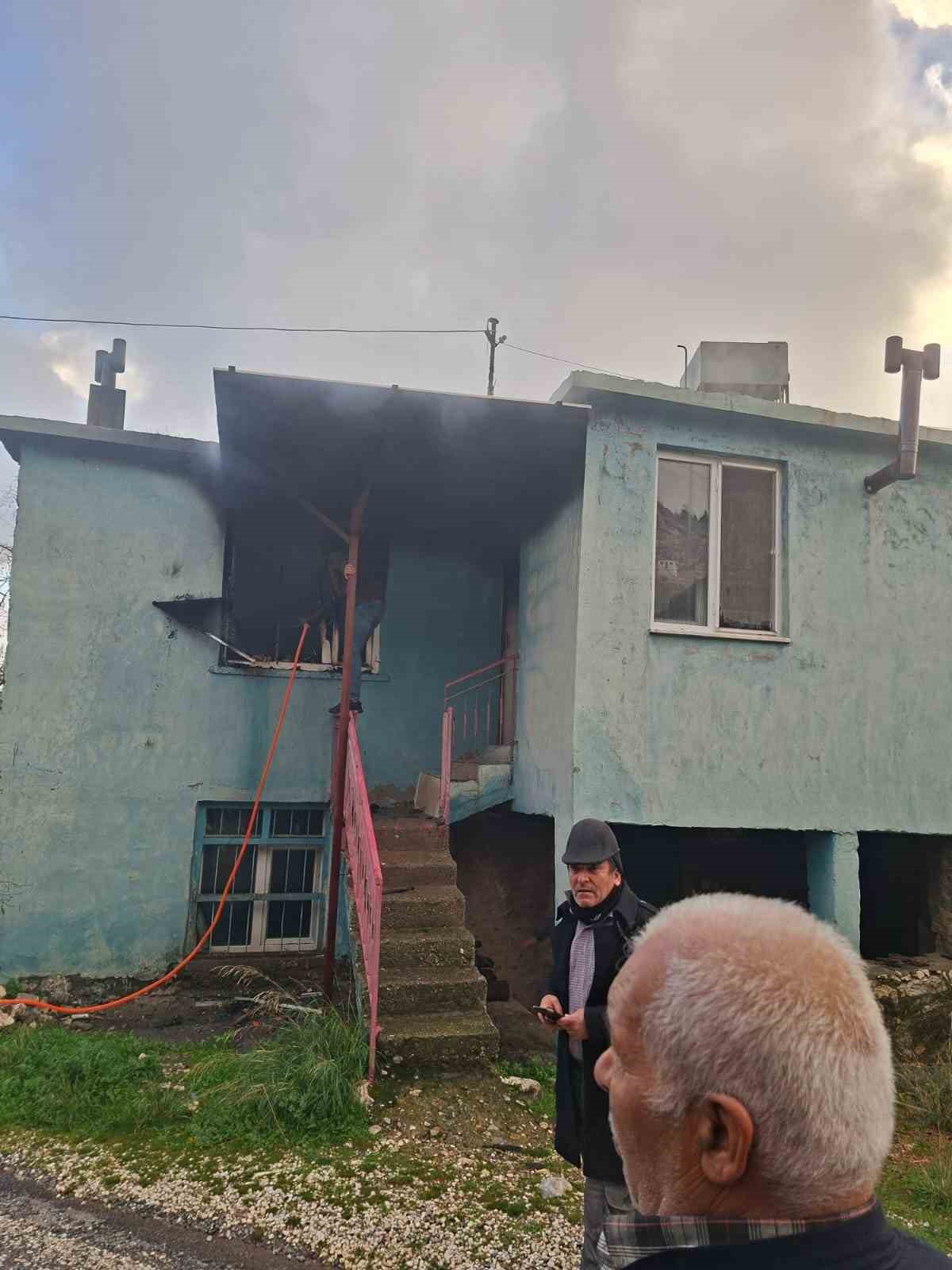 yangina uykuda yakalanan yasli kadin hastaneye kaldirildi 7 vqEiE7CC