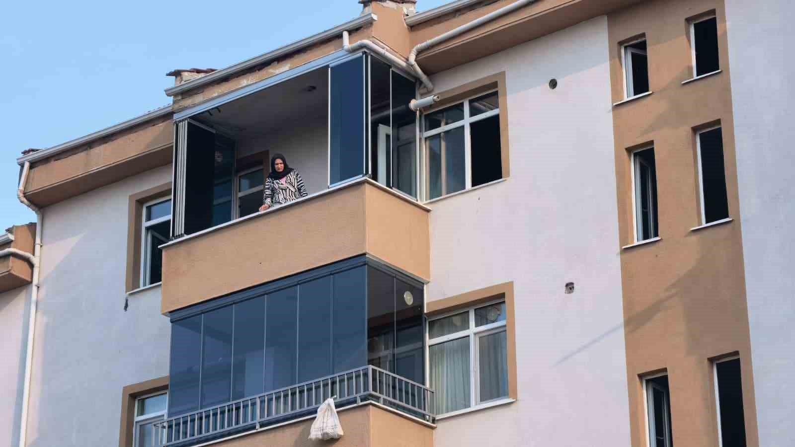 Yangında duygulandıran kurtarma: Anne kedi ve 2 yavrusu hayata döndürüldü 6 yanginda duygulandiran kurtarma anne kedi ve 2 yavrusu hayata donduruldu 2 Cqb1WdTr