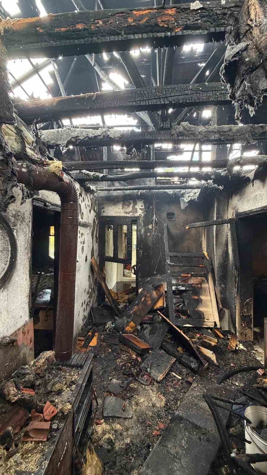 yanginda ev sahibi dumandan etkilendi mahsur kalan kedi ekiplerce kurtarildi 0