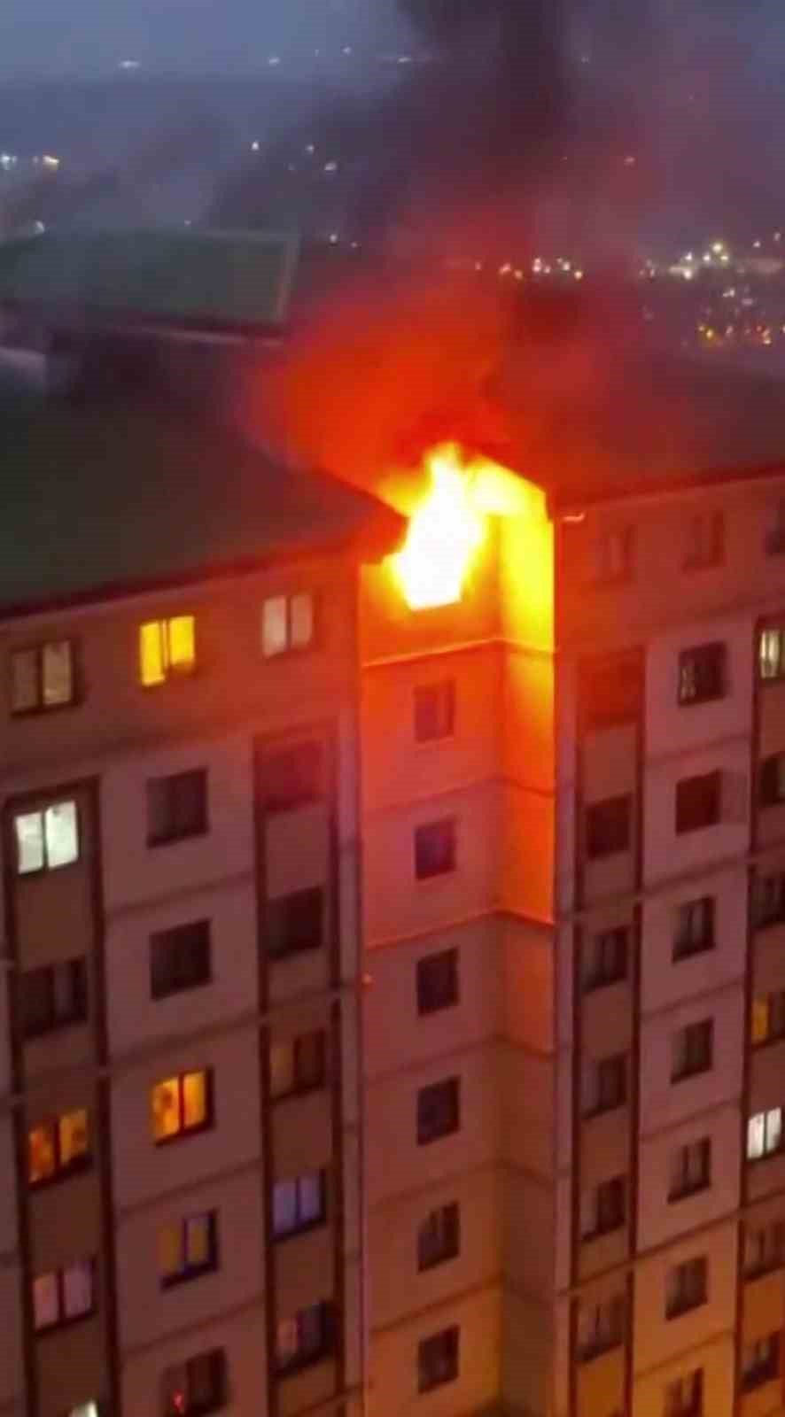 yanginda evdeki tup patladi binada mahsur kalan 13 kisiyi itfaiye ekipleri kurtardi 2 vKudpgR9