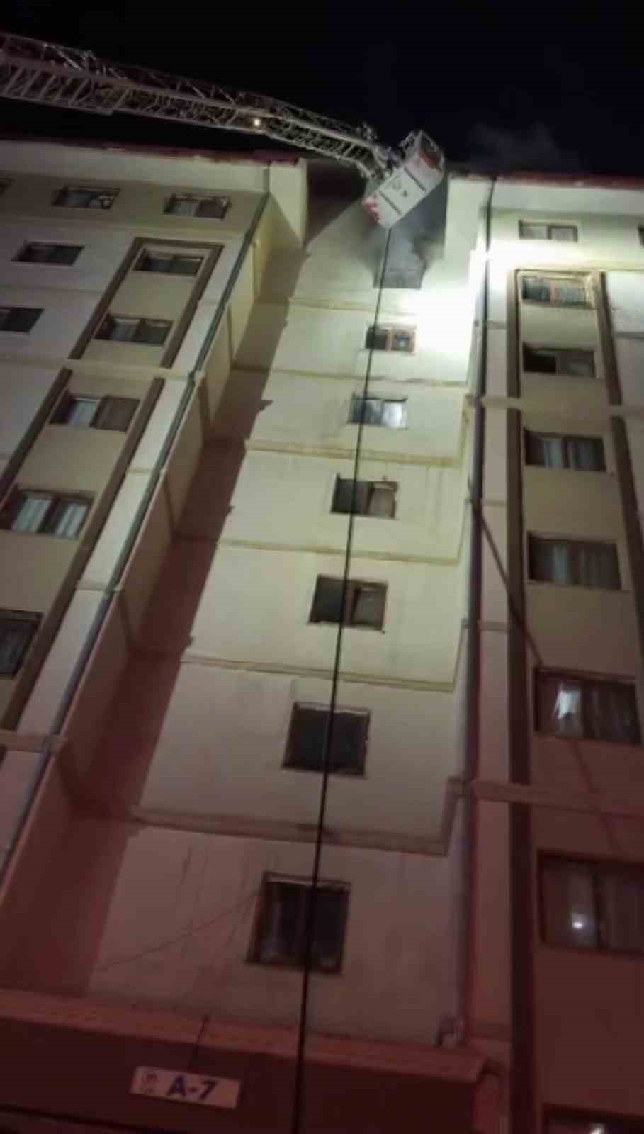 yanginda evdeki tup patladi binada mahsur kalan 13 kisiyi itfaiye ekipleri kurtardi 4 F8GrEYEl