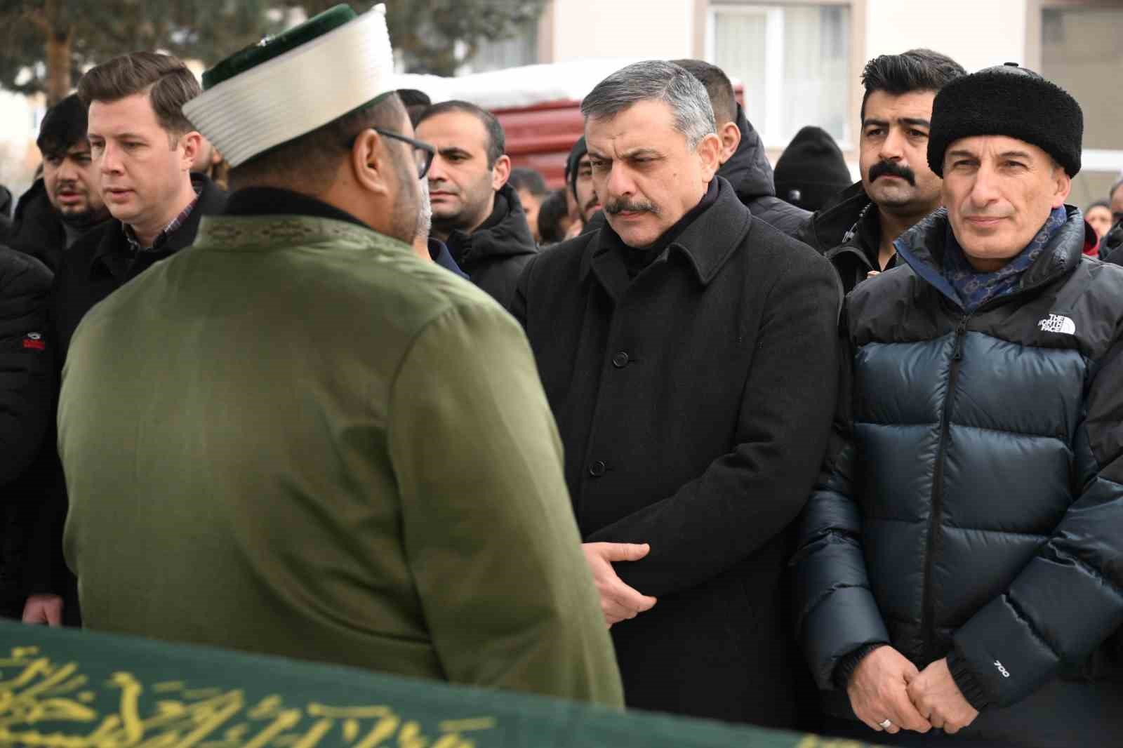 yanginda hayatini kaybeden 2 kisi gozyaslari arasinda topraga verildi 0 PwFRNaMU