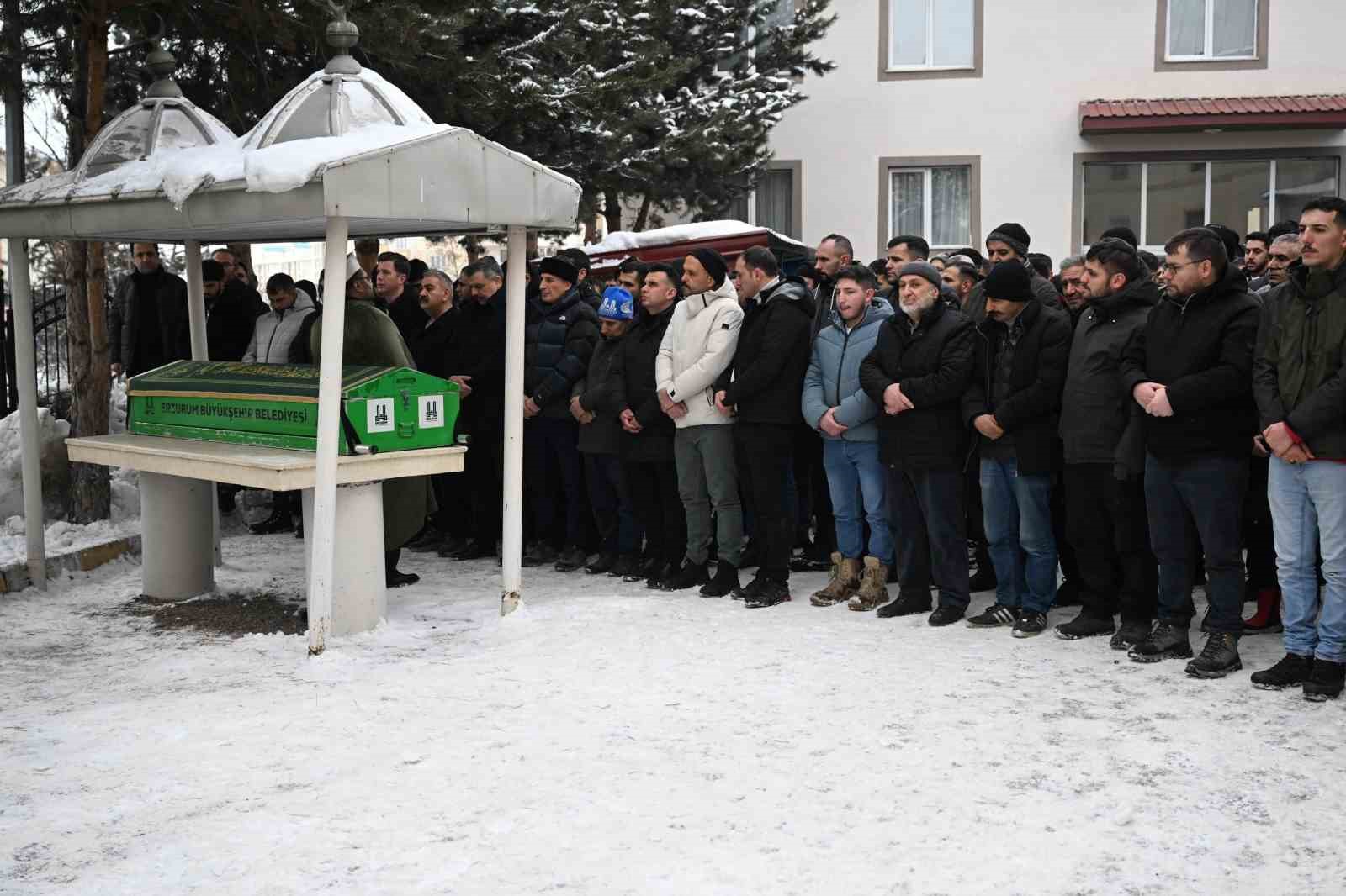 yanginda hayatini kaybeden 2 kisi gozyaslari arasinda topraga verildi 1 ytsPIOsn