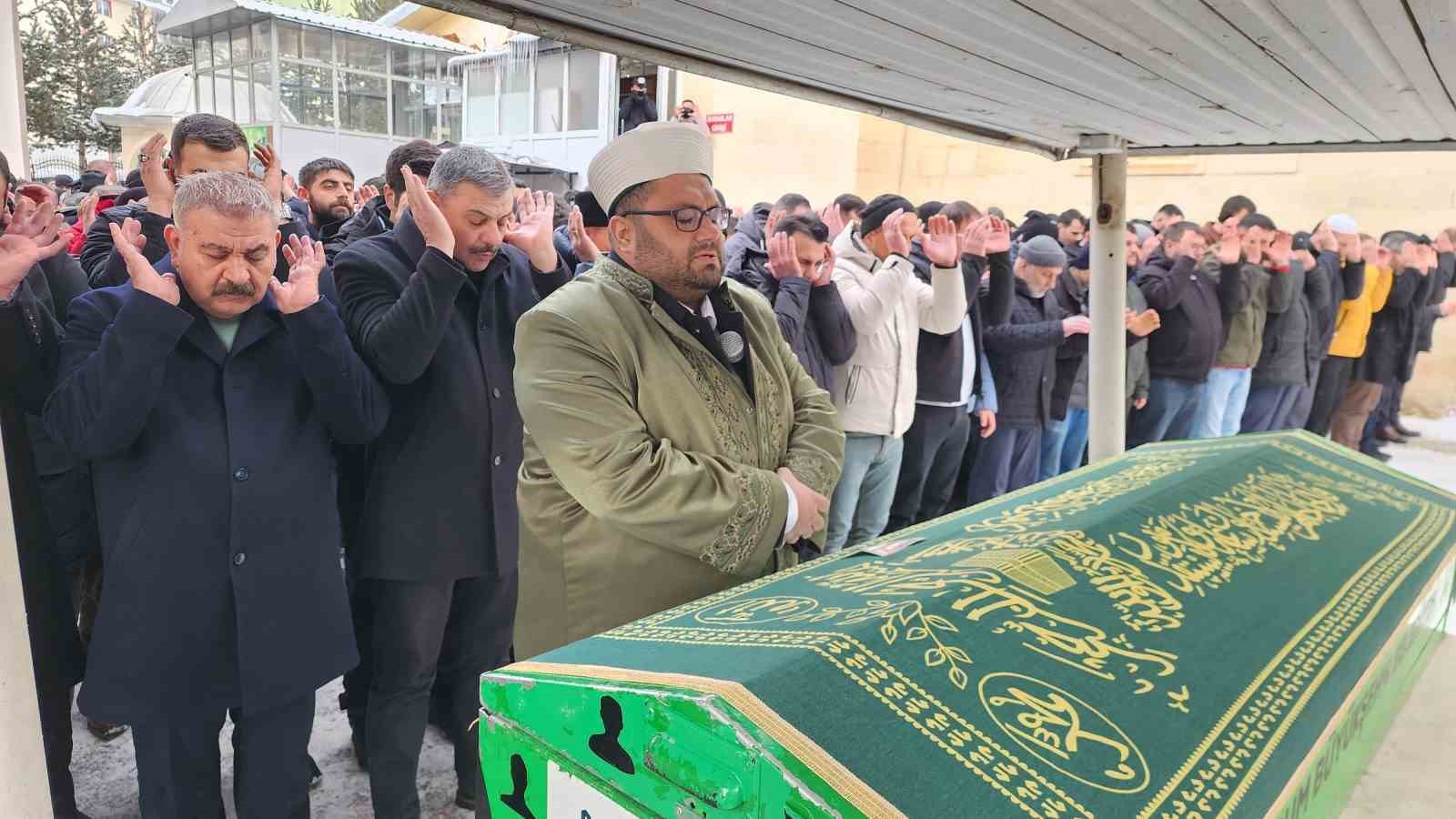 yanginda hayatini kaybeden 2 kisi gozyaslari arasinda topraga verildi 2