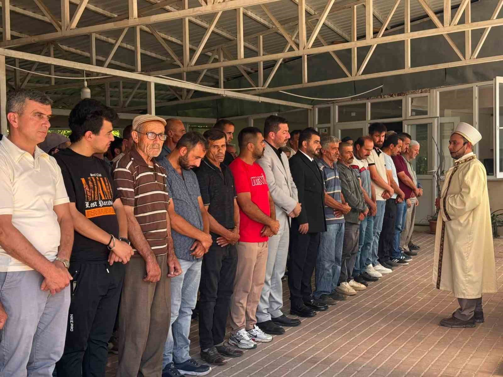 yanginda hayatini kaybeden 2 yasindaki cocuk topraga verildi 0 jwnm7see