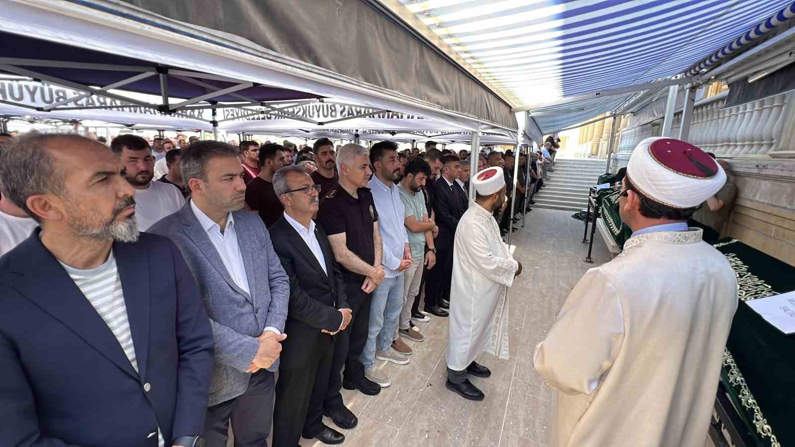 yanginda hayatini kaybeden engelli 3 kardes topraga verildi 3 4pHnnfeV