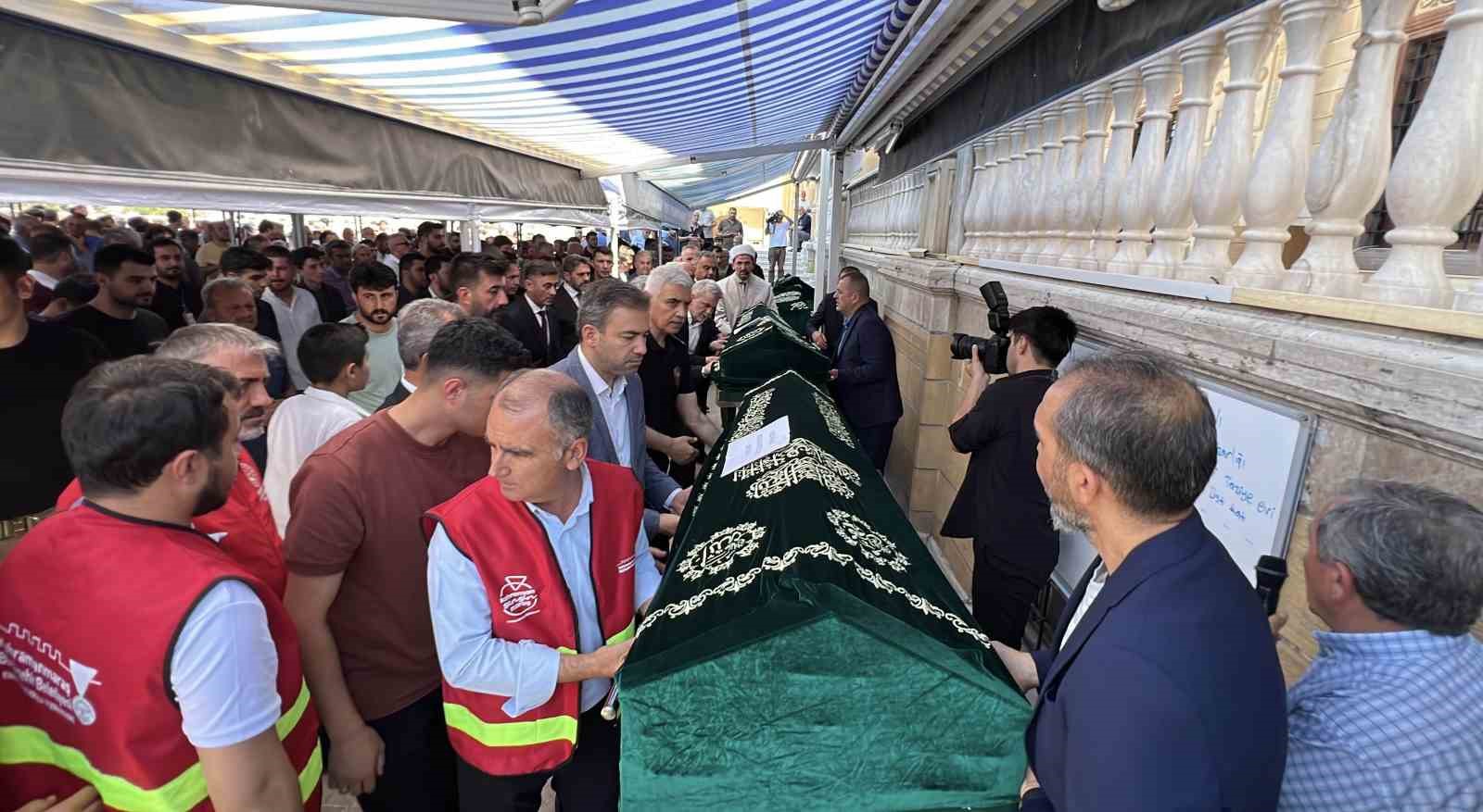 yanginda hayatini kaybeden engelli 3 kardes topraga verildi 4 F6TfDM6l
