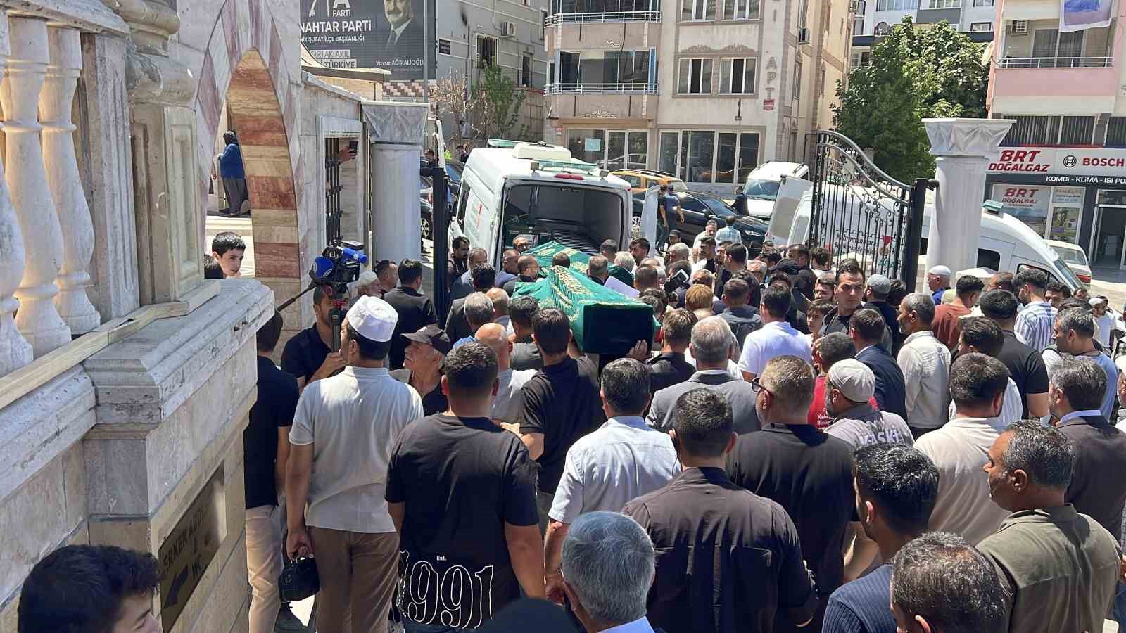 yanginda hayatini kaybeden engelli 3 kardes topraga verildi 5 nDER5pg9
