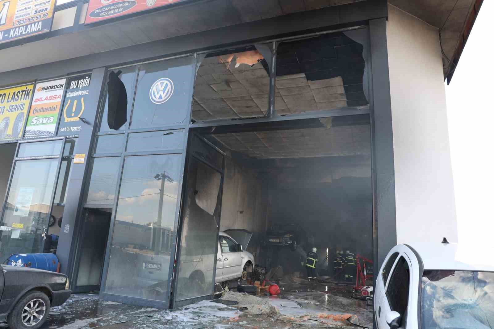 Yangında her şey kül oldu, Kur’an-ı Kerim ve Türk bayrağı zarar görmedi 4 yanginda her sey kul oldu kuran i kerim ve turk bayragi zarar gormedi 0 lGzqXGgW