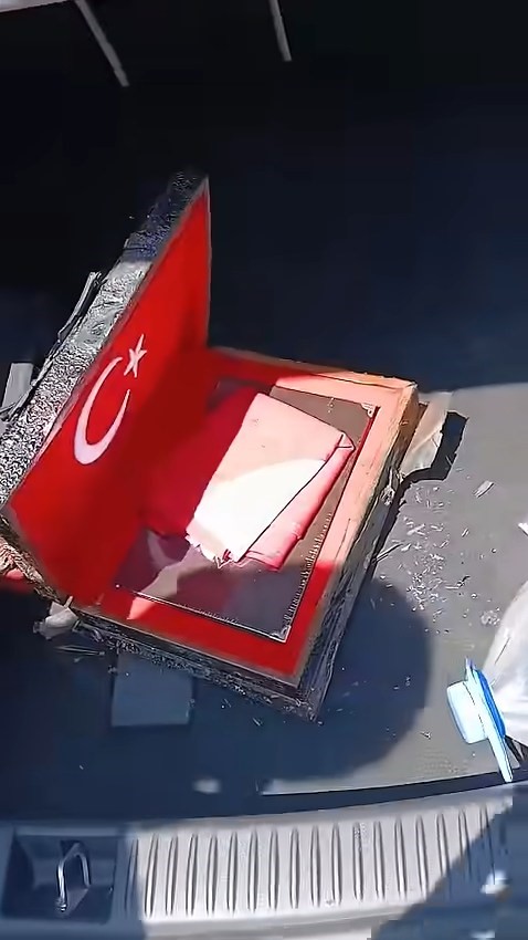 Yangında her şey kül oldu, Kur’an-ı Kerim ve Türk bayrağı zarar görmedi 6 yanginda her sey kul oldu kuran i kerim ve turk bayragi zarar gormedi 2 y3MQ5aqD