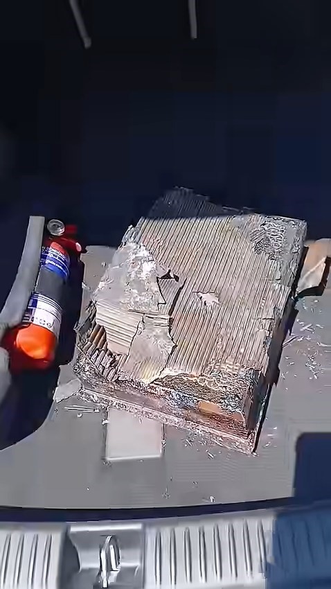 Yangında her şey kül oldu, Kur’an-ı Kerim ve Türk bayrağı zarar görmedi 7 yanginda her sey kul oldu kuran i kerim ve turk bayragi zarar gormedi 3