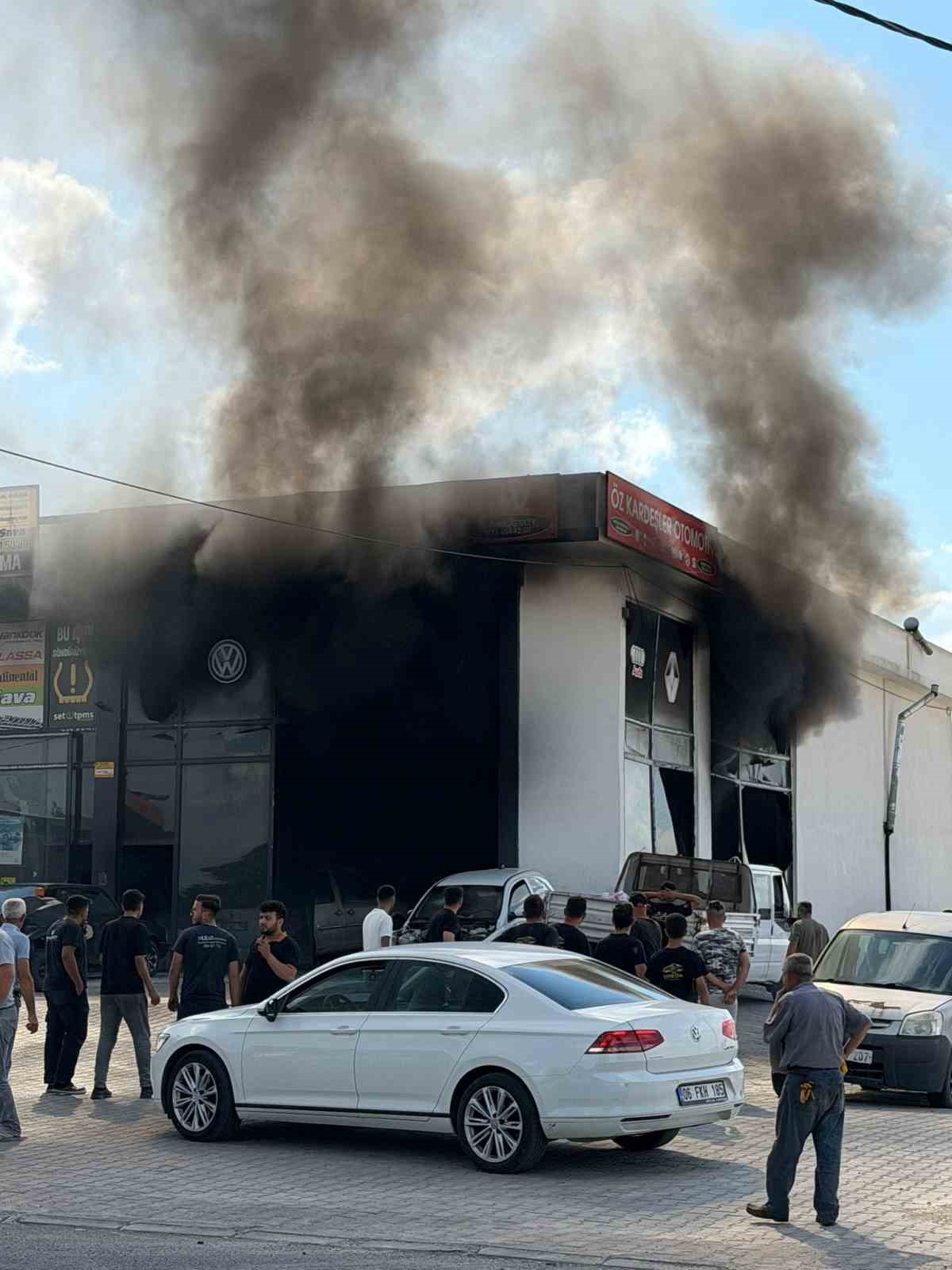 Yangında her şey kül oldu, Kur’an-ı Kerim ve Türk bayrağı zarar görmedi 9 yanginda her sey kul oldu kuran i kerim ve turk bayragi zarar gormedi 5 IkizpCAG