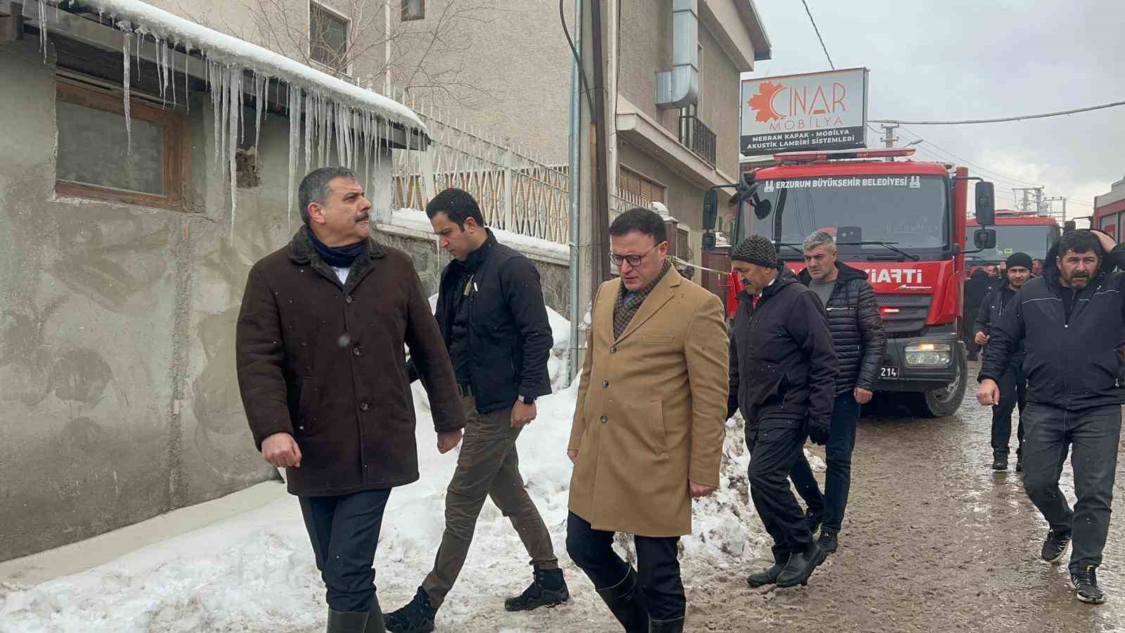 yanginda icerde kalan 2 kisi ekiplerin yardimiyla kurtarildi 1 aS9PAsvN