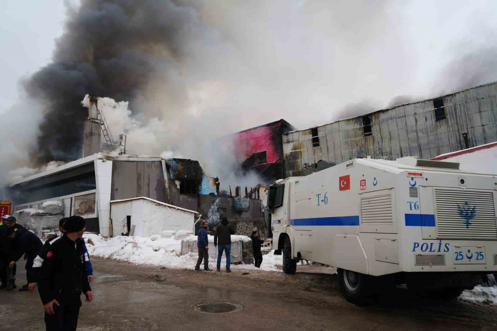 yanginda icerde kalan 2 kisi ekiplerin yardimiyla kurtarildi 13