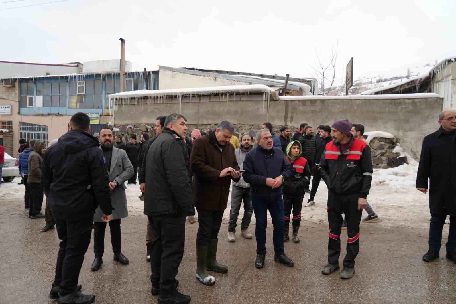yanginda icerde kalan 2 kisi ekiplerin yardimiyla kurtarildi 14 XWnOQ29T