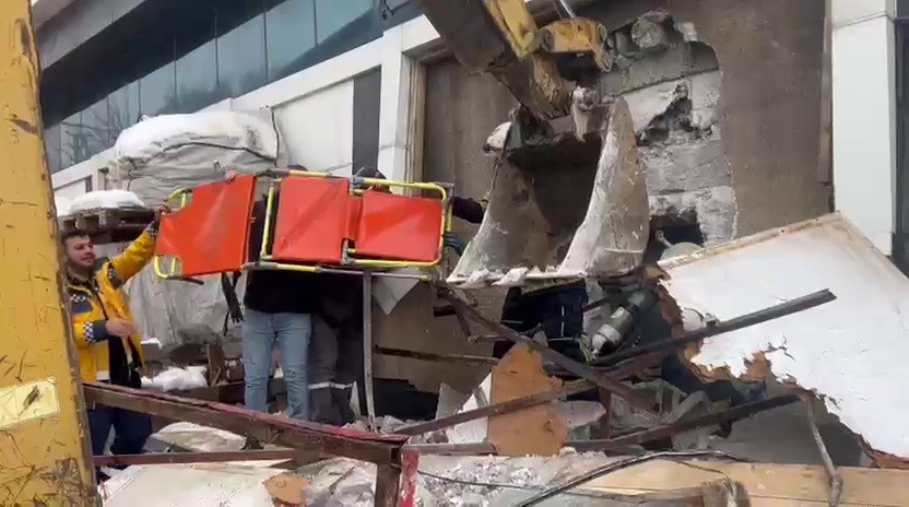 yanginda icerde kalan 2 kisi ekiplerin yardimiyla kurtarildi 2 zdfAggqa