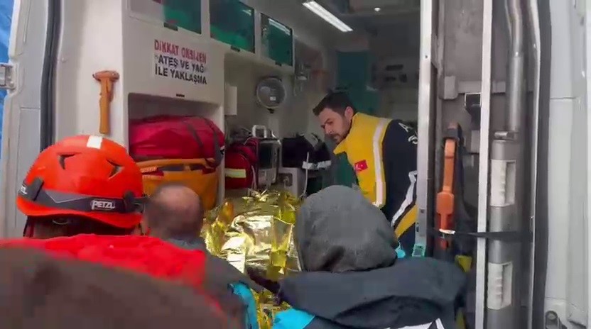 yanginda icerde kalan 2 kisi ekiplerin yardimiyla kurtarildi 3 hPkPfqXD