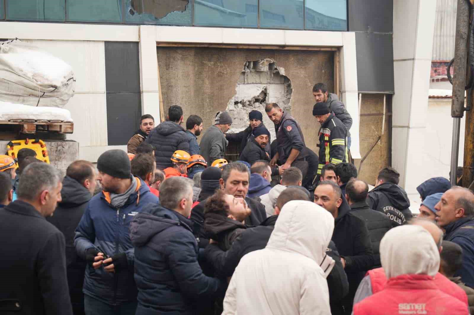 yanginda icerde kalan 2 kisi ekiplerin yardimiyla kurtarildi 6 89skKhXg