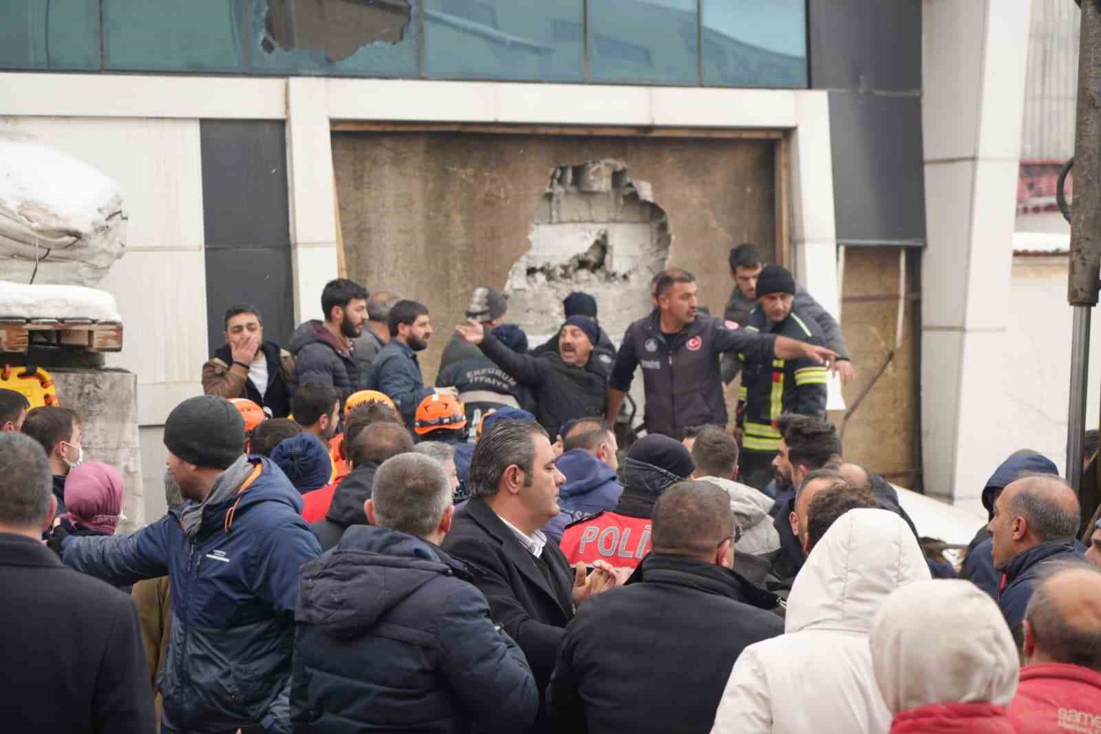 yanginda icerde kalan 2 kisi ekiplerin yardimiyla kurtarildi 8 pq8neZhl